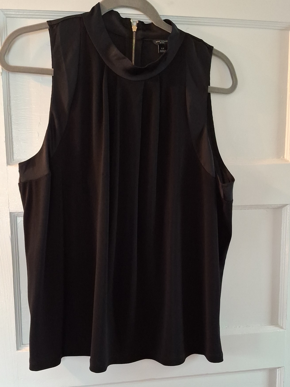 Anne Taylor Black Sleeveless Mock Neck Top